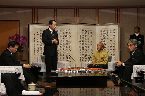 仲井眞沖縄県知事と会談する菅総理2