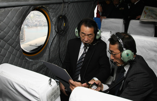 沖縄上空から嘉手納再開発地区を視察する菅総理