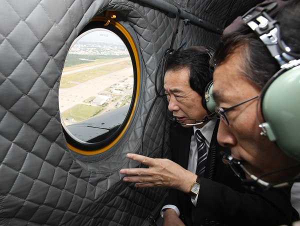 沖縄上空から普天間飛行場を視察する菅総理