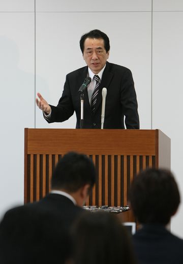 記者会見を行う菅総理2