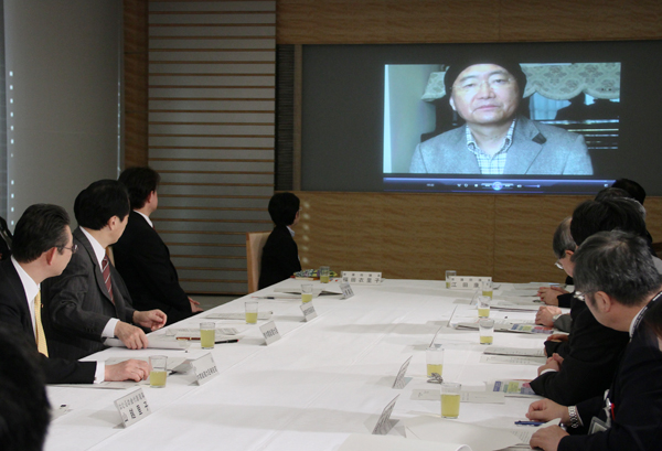 ＨＴＬＶ－１特命チーム会合で浅野史郎氏のビデオメッセージを聴く菅総理