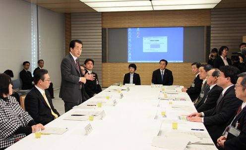 HTLV-1特命チーム会合であいさつする菅総理2