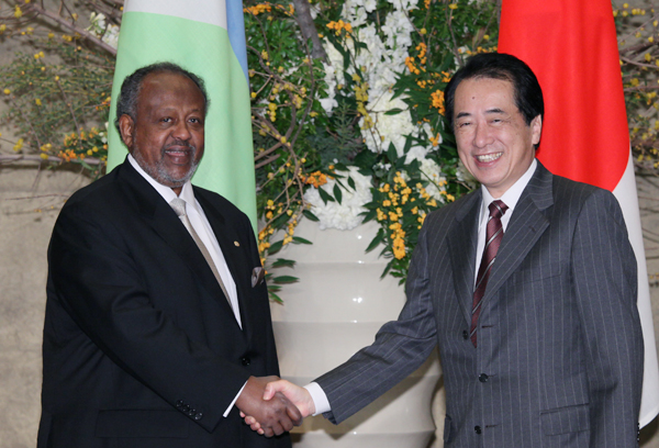 ジブチ共和国のゲレ大統領と握手する菅総理１