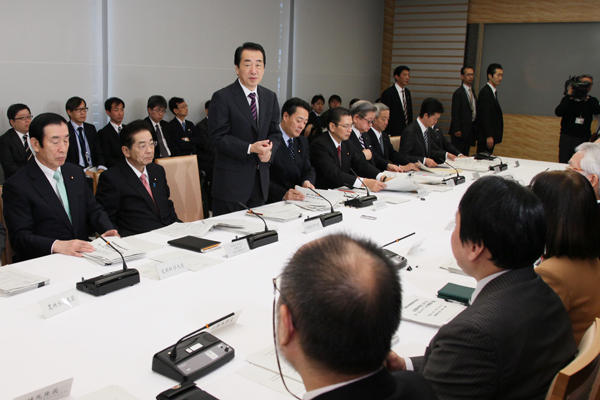 知的財産戦略本部であいさつする菅総理1