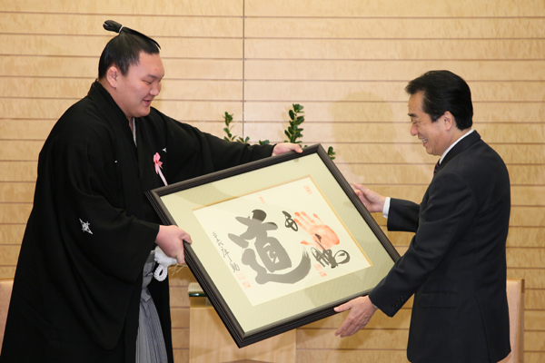 横綱白鵬関から記念品の色紙を贈られる菅総理