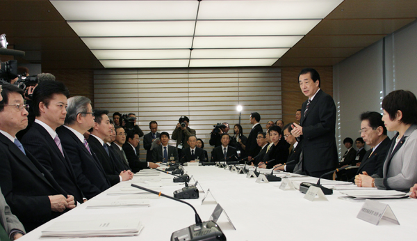 月例経済報告等に関する関係閣僚会議に出席する菅総理１