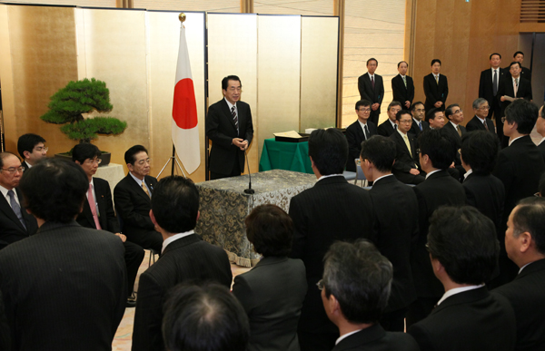 内閣及び内閣府永年勤続表彰式であいさつを述べる菅総理