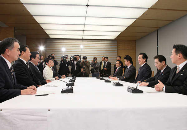 予算編成に関する閣僚委員会に出席する菅総理