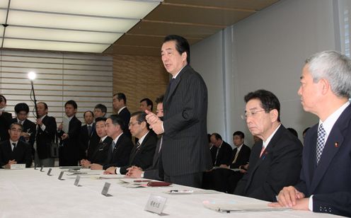 地球温暖化問題に関する閣僚委員会であいさつする菅総理2