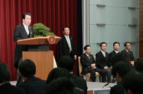 年頭記者会見を行う菅総理３