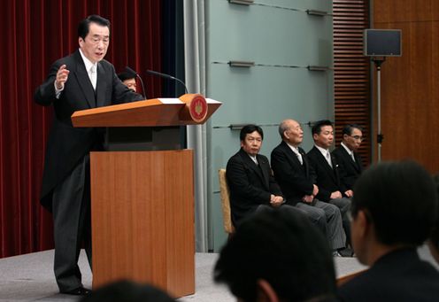 総理大臣記者会見を行う菅総理１