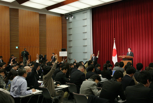 総理大臣記者会見を行う菅総理3