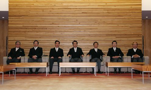 菅第二次改造内閣の初閣議に臨む菅総理