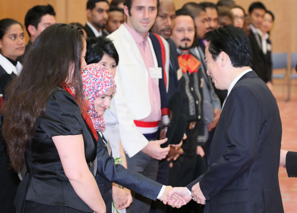 「世界青年の船」参加青年代表らと握手を交わし激励する菅総理２