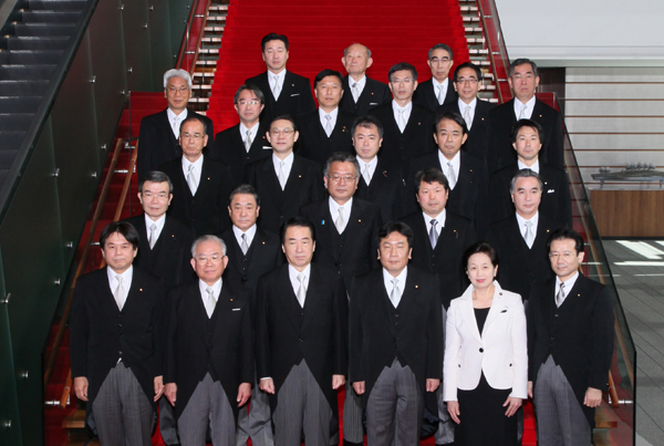 副大臣とともに記念写真に臨む菅総理の写真