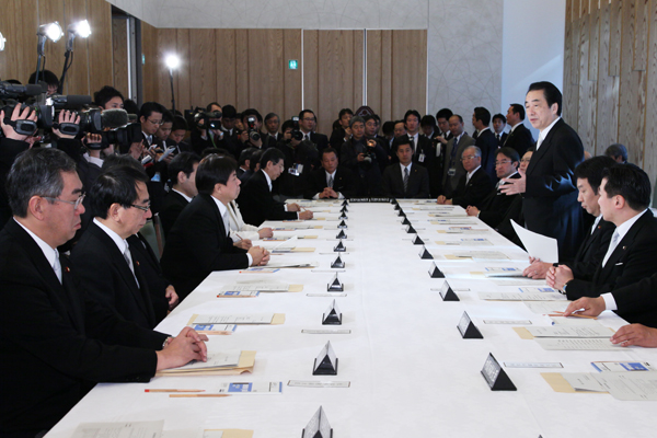 初副大臣会議であいさつを述べる菅総理の写真