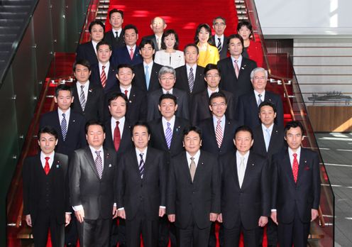 大臣政務官とともに記念写真に臨む菅総理の写真