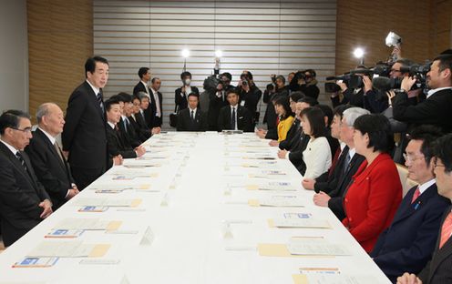 初大臣政務官会合であいさつを述べる菅総理の写真