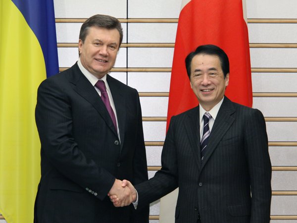 ウクライナのヤヌコーヴィチ大統領と握手する菅総理