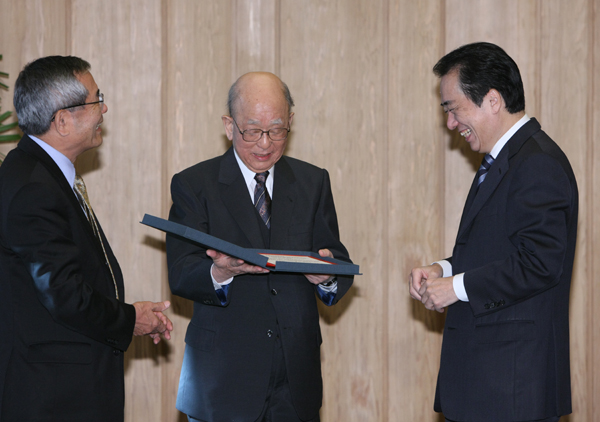 鈴木、根岸両氏と談話する菅総理1