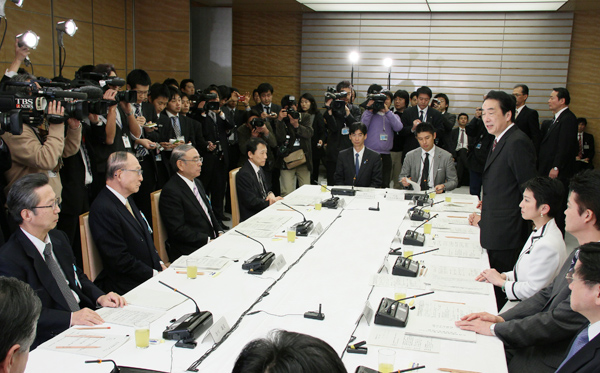 行政刷新会議であいさつをする菅総理3