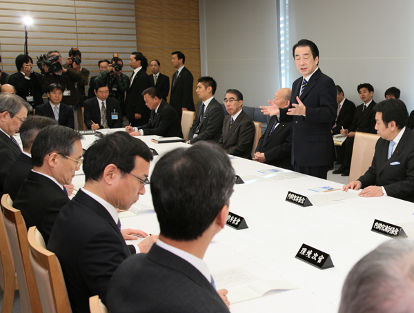 各府省事務次官に訓示を行う菅総理2