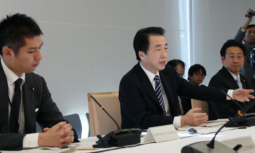 新卒者雇用・特命チーム会合であいさつする菅総理2