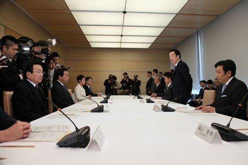 予算編成に関する閣僚委員会であいさつをするる菅総理2