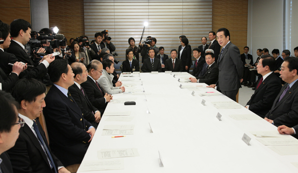 鳥インフルエンザ対策本部で指示する菅総理2