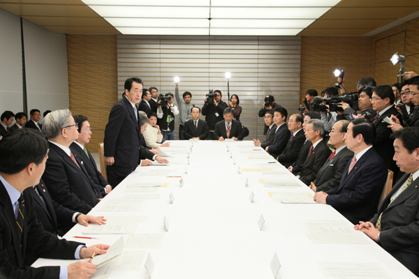 鳥インフルエンザ対策本部であいさつする菅総理1