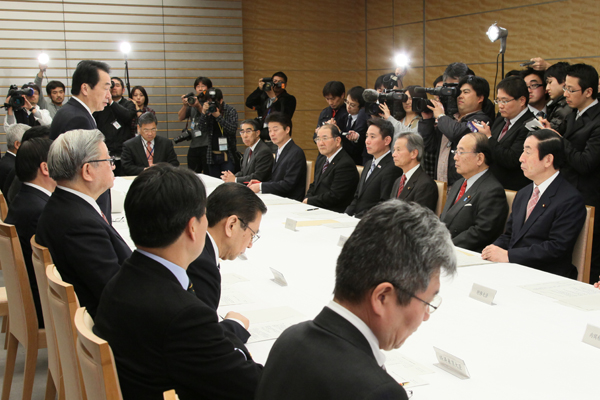 鳥インフルエンザ対策本部であいさつする菅総理3