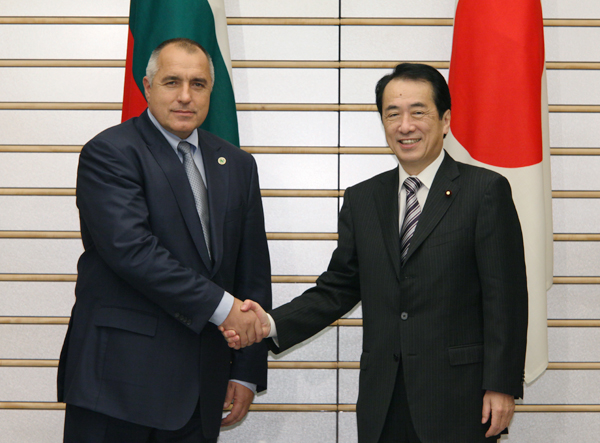 ブルガリア共和国のボリソフ首相と握手する菅総理