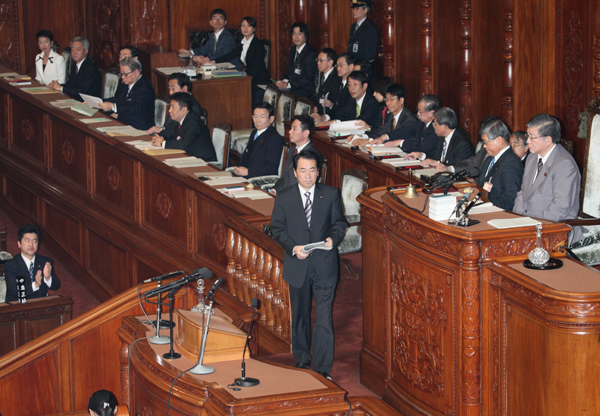 衆議院本会議で施政方針演説に臨む菅総理