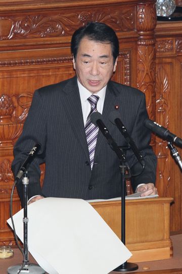 衆議院本会議で施政方針演説を行う菅総理2