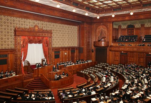 参議院本会議で施政方針演説を行う菅総理3