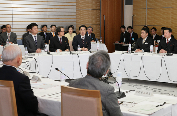 「新しい公共」推進会議であいさつする菅総理２