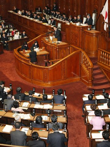 衆議院本会議で答弁する菅総理１