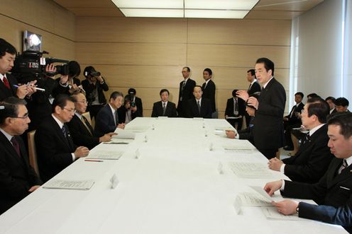 鳥インフルエンザ対策関係閣僚会議であいさつする菅総理2