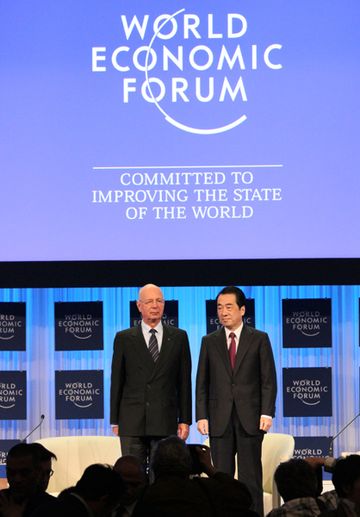 特別講演前、シュワブ会長と菅総理