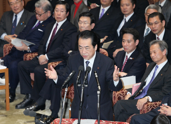 衆議院予算委員会で答弁する菅総理２