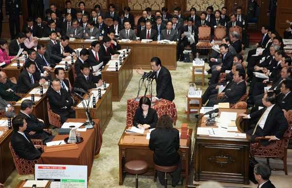 衆議院予算委員会で答弁する菅総理1