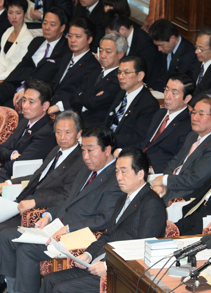 衆議院予算委員会に出席する菅総理