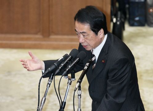 衆議院予算委員会で答弁する菅総理３