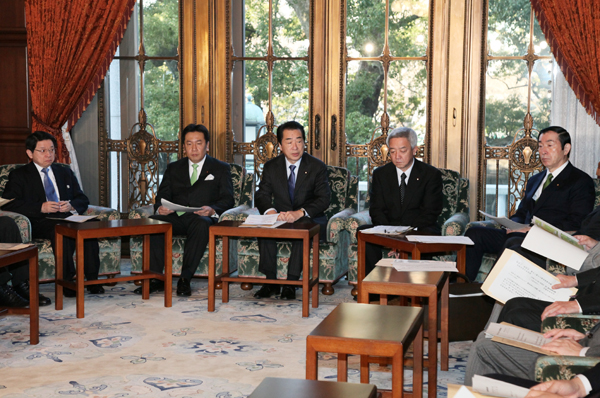 霧島山(新燃岳)噴火に関する関係閣僚会議であいさつする菅総理3