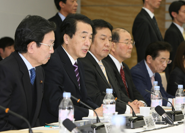 社会保障改革に関する集中検討会議であいさつする菅総理1