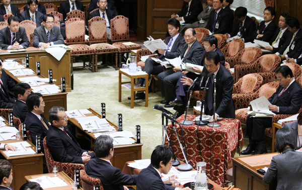 衆議院予算委員会で答弁する菅総理1