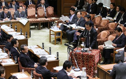衆議院予算委員会で答弁する菅総理１