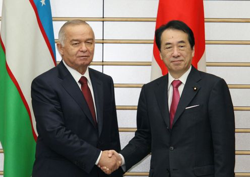 ウズベキスタン共和国のカリモフ大統領と握手する菅総理