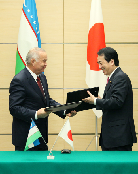日本・ウズベキスタン共和国共同声明等署名式に臨む菅総理