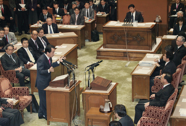 党首討論に臨む菅総理1